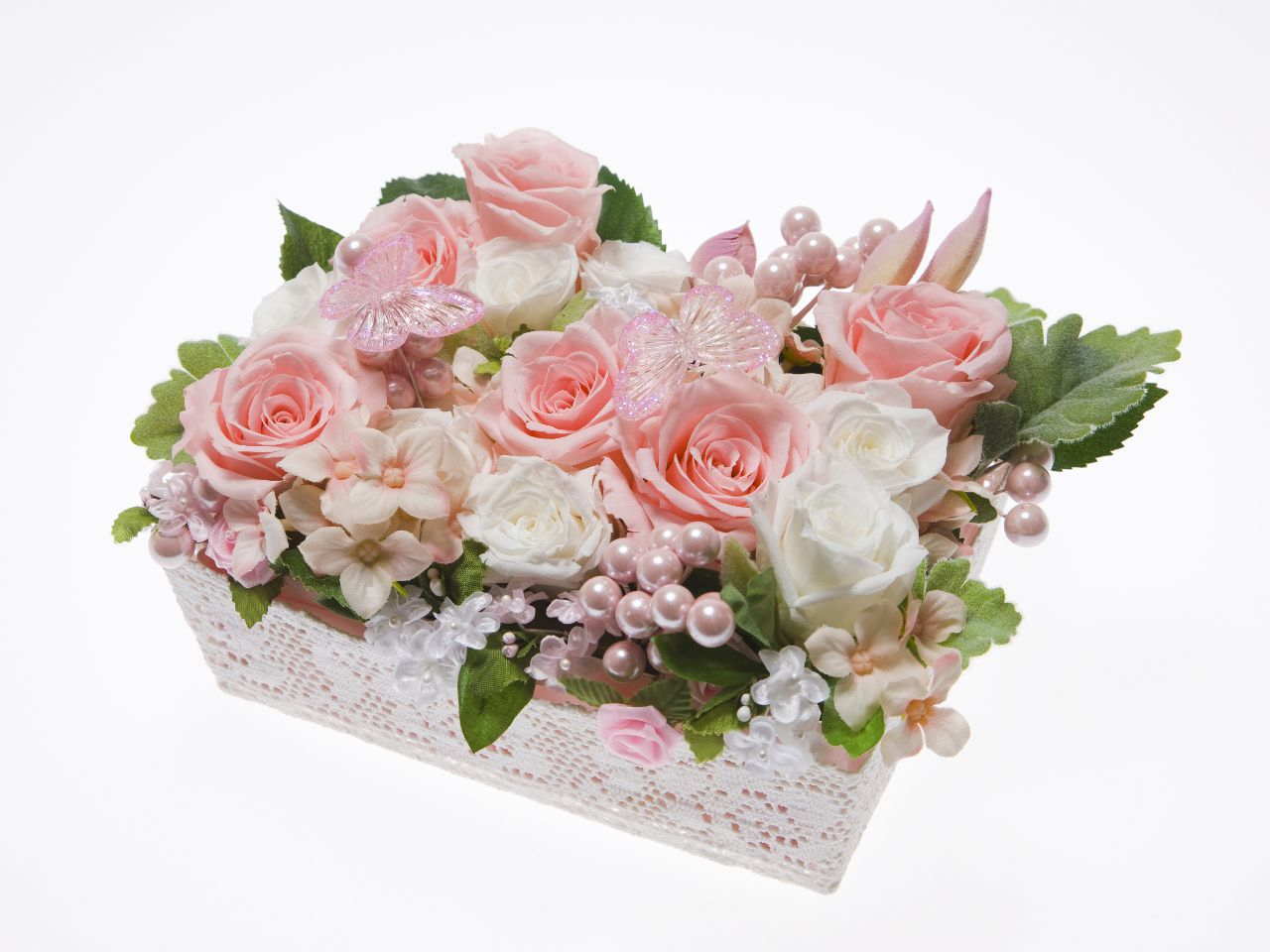 kompozycja ze sztucznych kwiatów